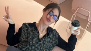 نور عريضة ترتدي قميص جدّتها الراحلة… أناقة تمزج الحنين بالهويّة (صور)