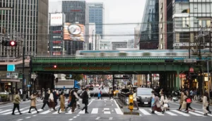 فيديو صادم في طوكيو: امرأة تدفع فتاة وسط حشود تقاطع شيبوي (فيديو)