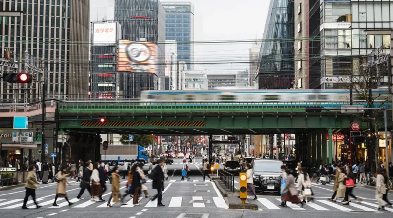 فيديو صادم في طوكيو: امرأة تدفع فتاة وسط حشود تقاطع شيبوي (فيديو)