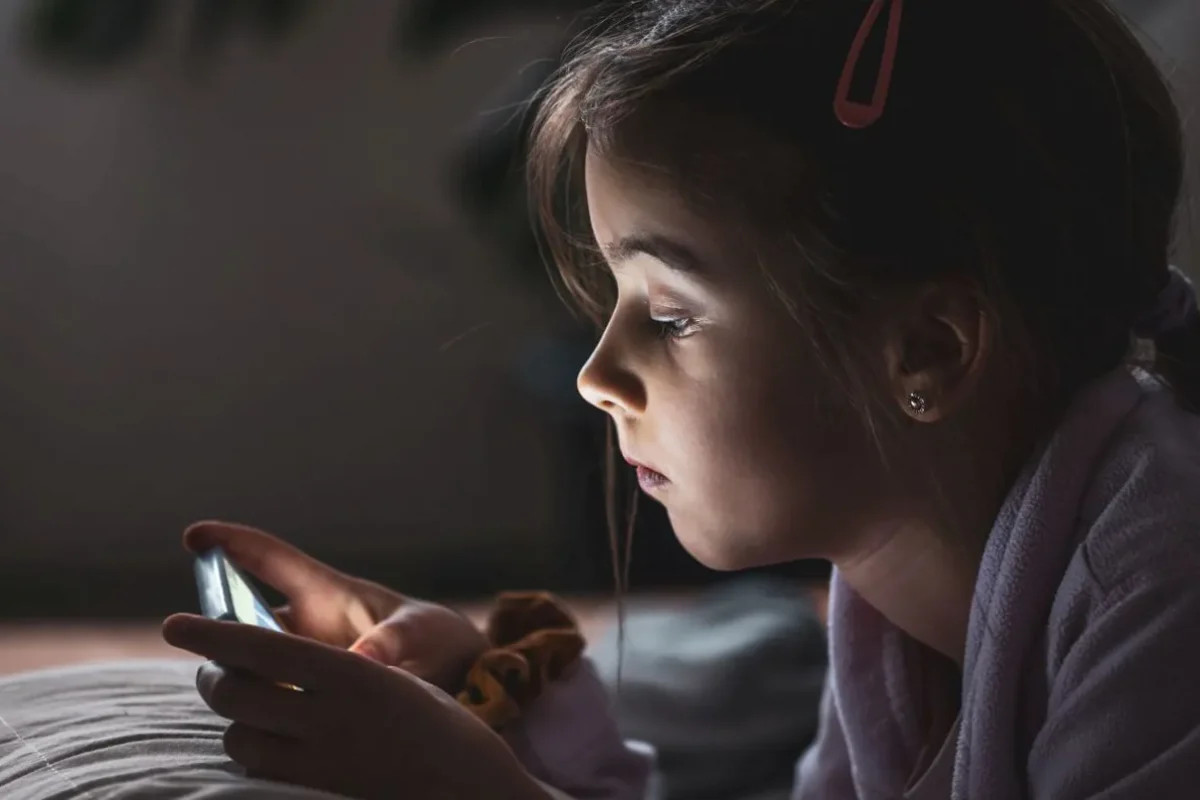 كيف تتحدث مع طفلك عن أخبار الحروب؟