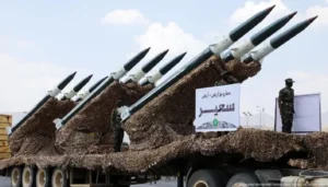 الحوثيون إصبعهم على الزناد.. لماذا لم يدخلوا حرب إيران بعد؟