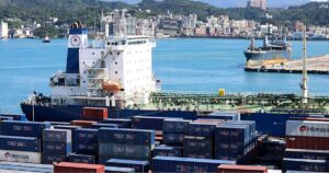 سفن عالقة وموانئ مزدحمة.. إغلاق “هرمز” يربك حركة الشحن البحري العالمية