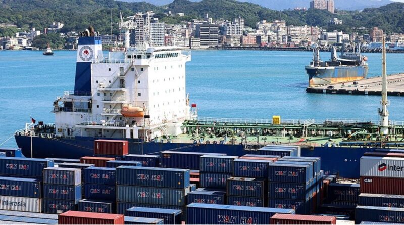 سفن عالقة وموانئ مزدحمة.. إغلاق “هرمز” يربك حركة الشحن البحري العالمية