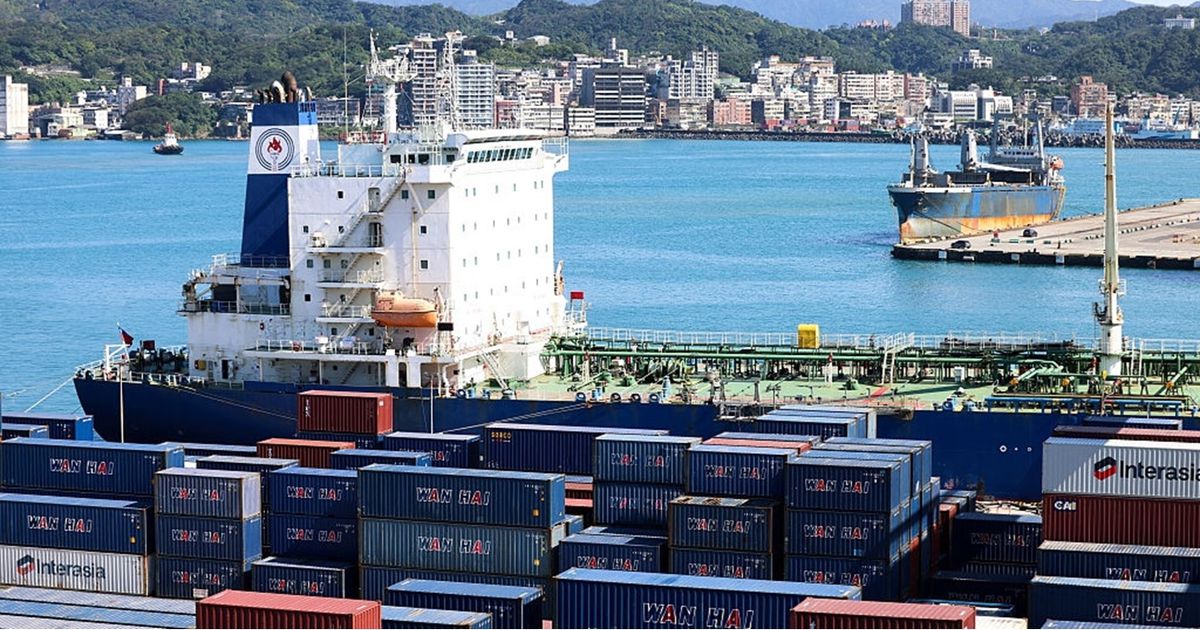 سفن عالقة وموانئ مزدحمة.. إغلاق “هرمز” يربك حركة الشحن البحري العالمية