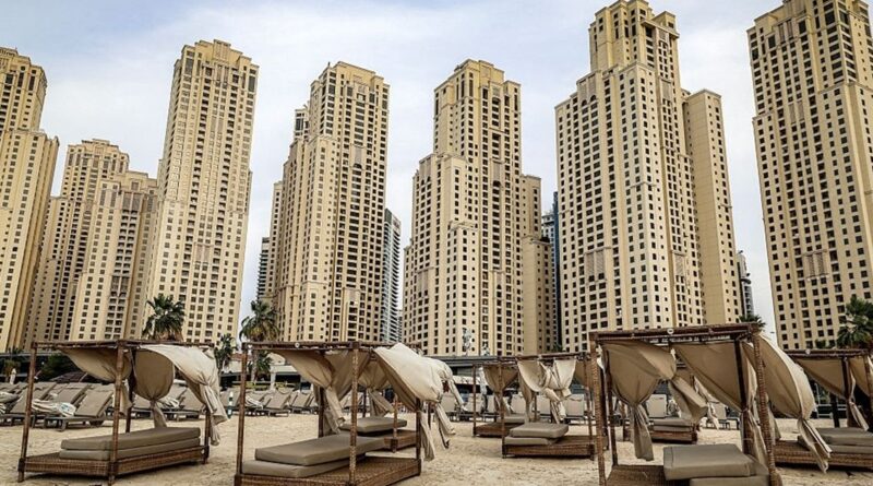 أسوشييتد برس: الحرب ضربت السياحة في دبي.. الشواطئ والأسواق فارغة