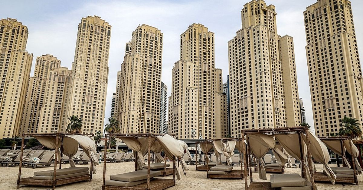أسوشييتد برس: الحرب ضربت السياحة في دبي.. الشواطئ والأسواق فارغة