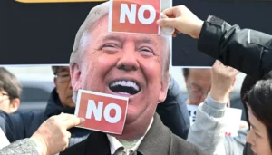 ترامب وحيداً في مواجهة قرارات صعبة بعد تردّد الحلفاء في انتشاله من مضيق هرمز