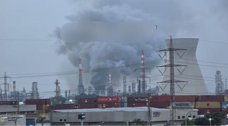 ضربة إيران الصاروخية لمصفاة حيفا تهوي بأسهم شركة “بازان”