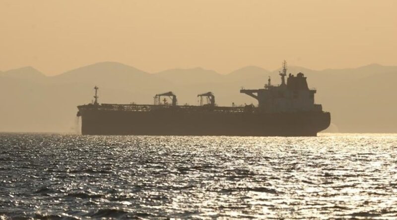 رخصة أمريكية جديدة تتيح بيع النفط الروسي المحمول بحرًا لكبح ارتفاع الأسعار