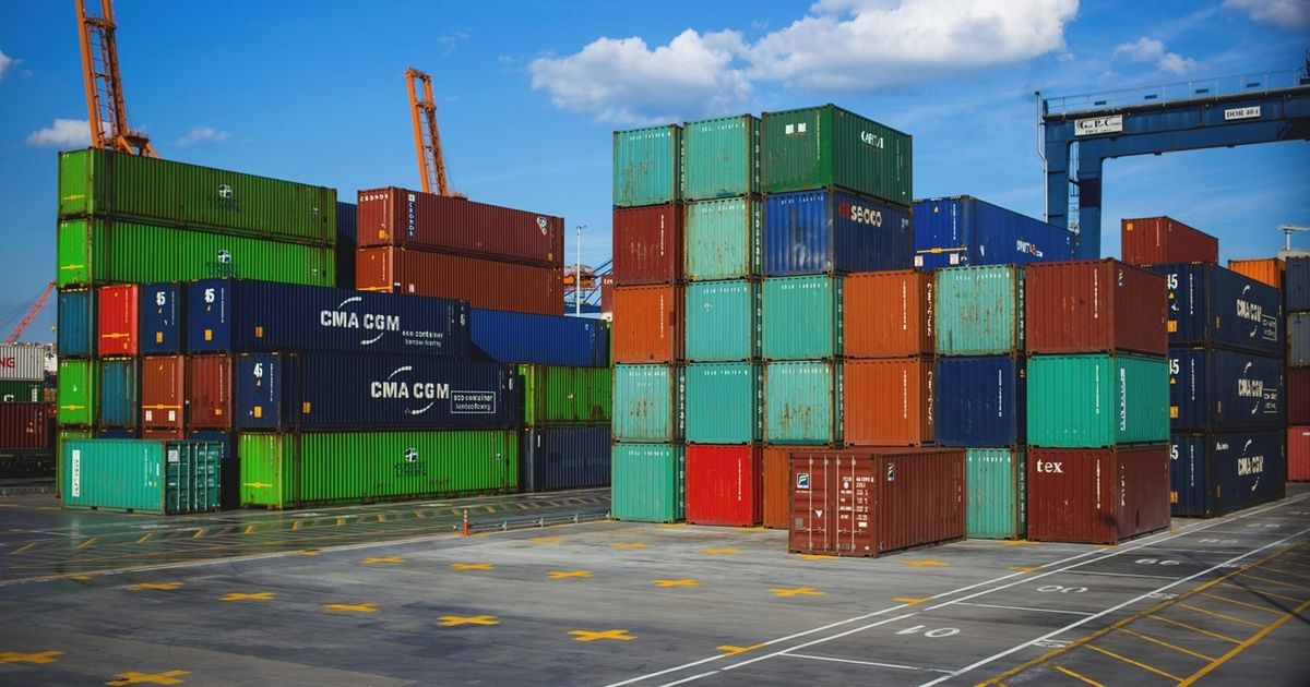 رغم شلل الملاحة في الخليج.. شركات الشحن تعتمد ممرات برية لتأمين الغذاء والدواء