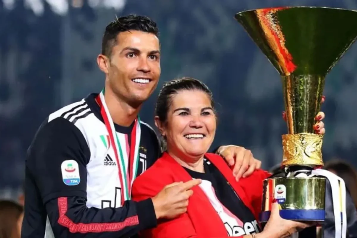 كريستيانو رونالدو يقدّم أجمل هدية إلى طبيب العائلة (صور)