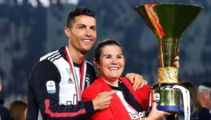 كريستيانو رونالدو يقدّم أجمل هدية إلى طبيب العائلة (صور)