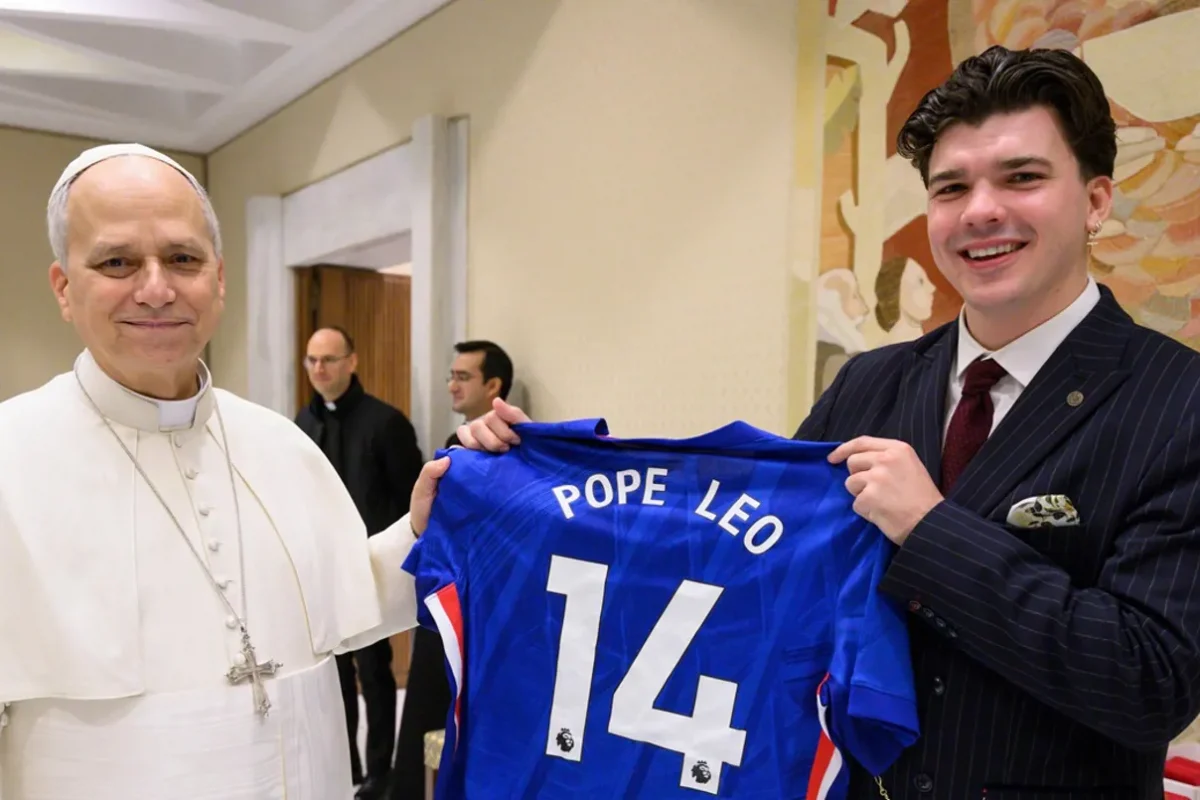 “تشيلسي جزء من إيماني”… هاري كلارك يحاور البابا ويُهديه قميص الـ”بلوز”