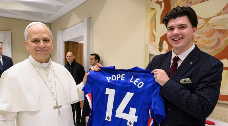 “تشيلسي جزء من إيماني”… هاري كلارك يحاور البابا ويُهديه قميص الـ”بلوز”