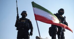 ذي إيكونوميست: طهران ترد على الهجمات الأمريكية بكلفة عسكرية “مفاجئة”