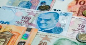 خبير تركي لـ”عربي21″: الدعم عبر الاحتياطيات هو سر تماسك الليرة التركية حتى الآن رغم تداعيات الحرب