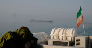 إيران توقف ناقلتي غاز قطريتين قبيل اجتياز مضيق هرمز.. “أبقوا في مكانكم”