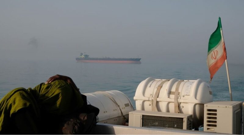 إيران توقف ناقلتي غاز قطريتين قبيل اجتياز مضيق هرمز.. “أبقوا في مكانكم”