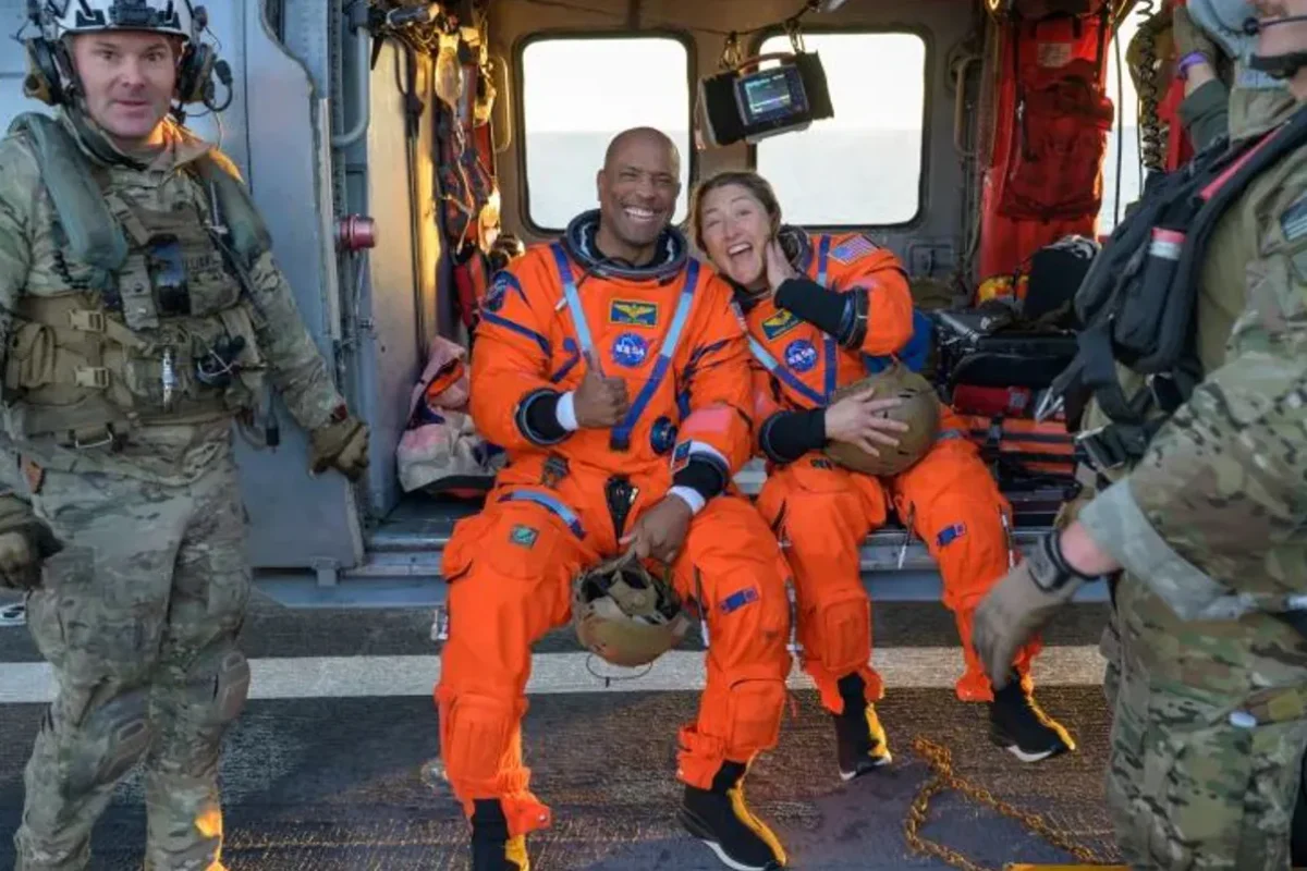 مشاهد إنسانية مؤثرة بعد عودة روّاد الفضاء من القمر واستقبال تاريخي (فيديو وصور)