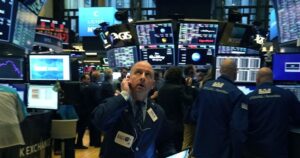 الأسهم العالمية ترتفع والنفط يتراجع مع تفاؤل بتهدئة الحرب بين واشنطن وطهران