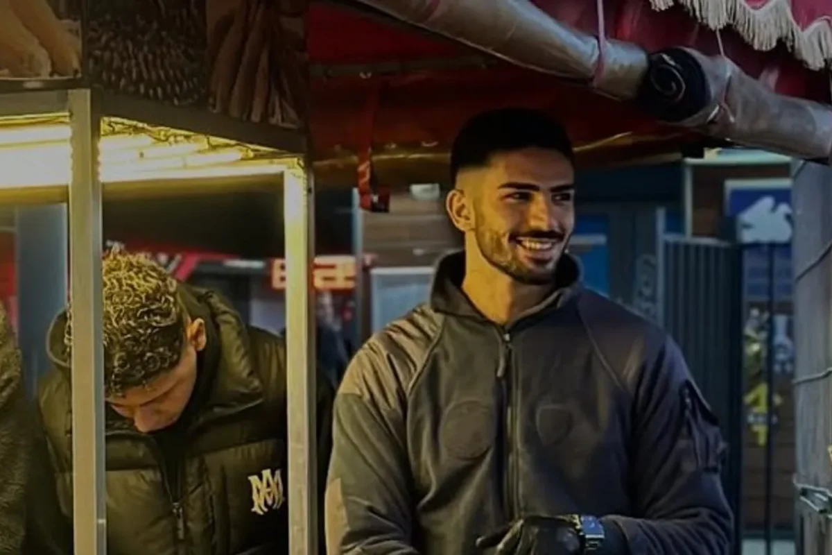 التركي “بائع الذرة الوسيم” يشعل “السوشال ميديا” (فيديو)