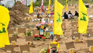 باريس تدعم المفاوضات وإبعاد طهران… هل قطعت تواصلها مع “حزب الله”؟