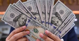 خسائر للدولار للأسبوع الثاني وسط آمال إنهاء الحرب ضد إيران