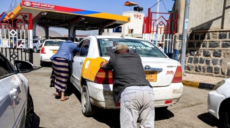 الحكومة اليمنية تفاجئ مواطنيها بتسعيرة جديدة للوقود في ظل أوضاع صعبة