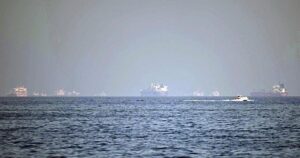 أسطول ناقلات نفط يغادر الخليج ويعبر مضيق هرمز مع استمرار فتحه