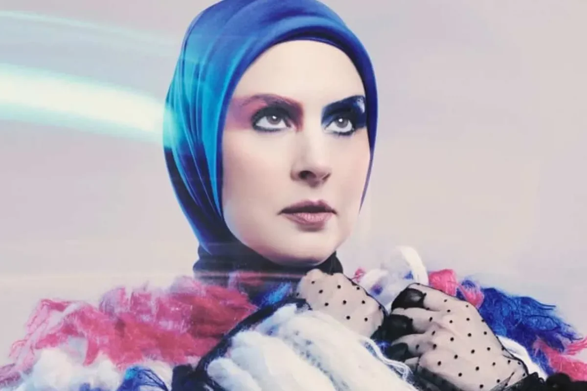 سامية بنشاو… قصة نجاح محجبة غيّرت صورة المرأة المسلمة في الموضة (صور وفيديو)