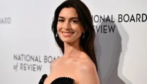 آن هاثاواي تتصدّر التفاعل بعد عبارة “إن شاء الله” (فيديو)