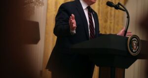 ترامب يدرس تمديد قانون يسمح لسفن أجنبية بنقل الوقود بين الموانئ الأمريكية