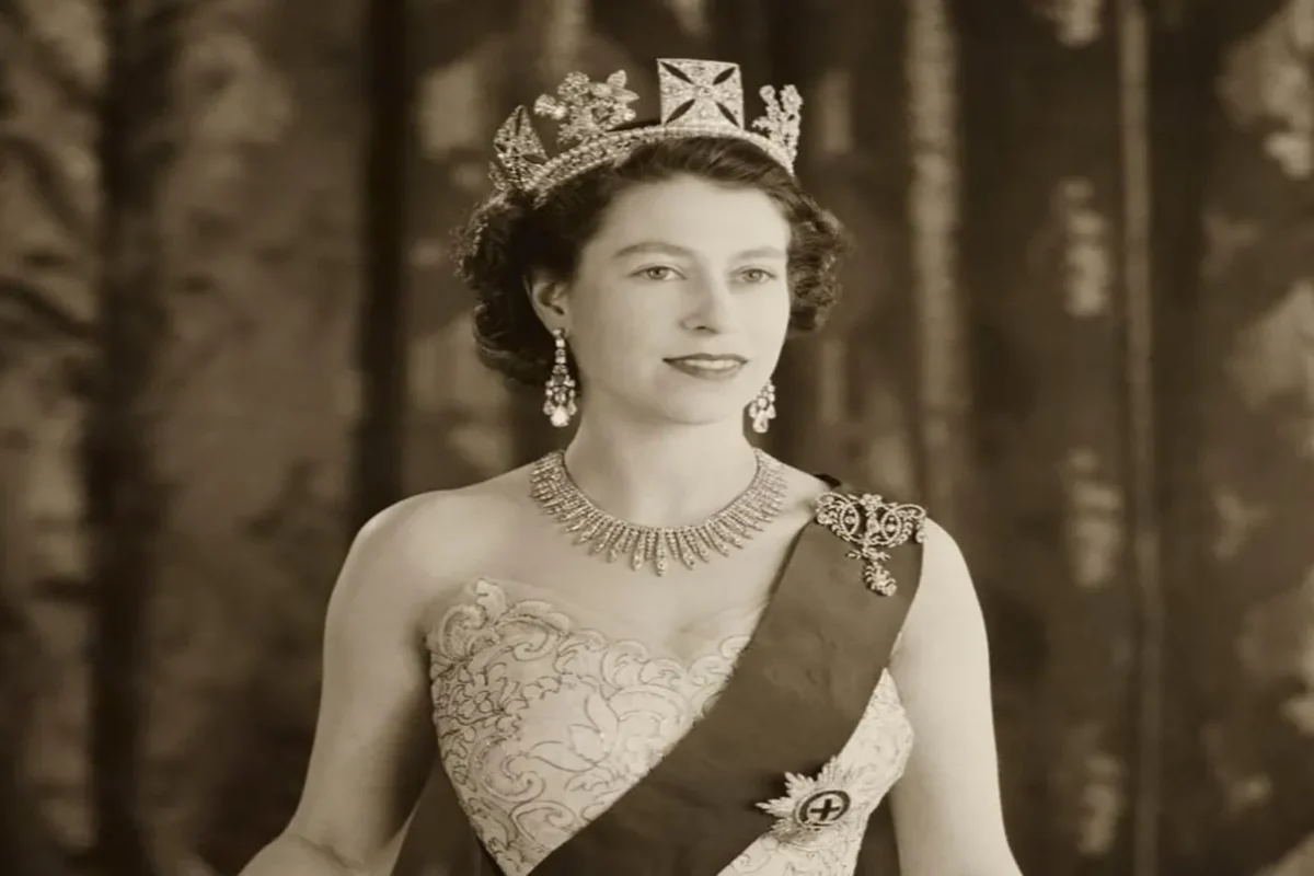الملكة إليزابيث الثانية… أناقة ملكيّة ومجوهرات تروي التّاريخ (صور)