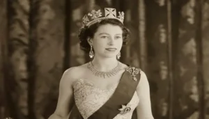 الملكة إليزابيث الثانية… أناقة ملكيّة ومجوهرات تروي التّاريخ (صور)