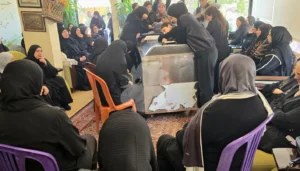 عائلة الإعلامية آمال خليل تودّعها في البيسارية جنوب لبنان (صور)
                         , عون عن استشهاد آمال خليل: تعمّد إسرائيل استهداف الإعلاميين هدفه إخفاء ارتكاباتها العدوانية ضد لبنان , 
                   حين يصبح الإعلام خط تماس مع الخطر… صحا