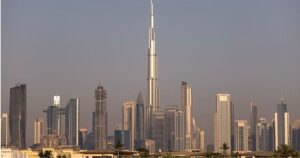 فندق سانت ريجيس النخلة في دبي يقلص خدماته بدعوى “التجديد”