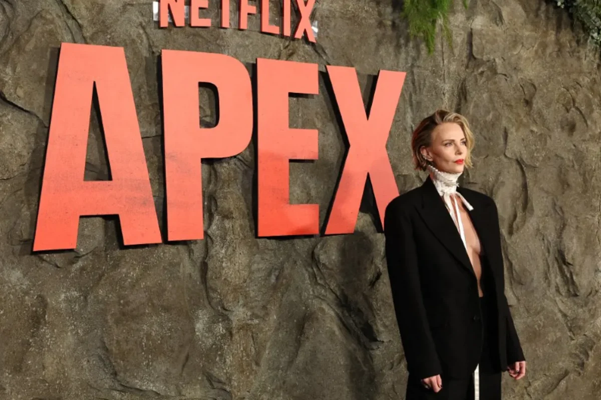 تشارليز ثيرون تتسلّق تايمز سكوير في عرض ترويجي غير تقليدي لـ”Apex” (فيديو)