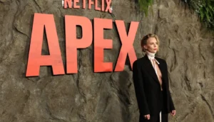 تشارليز ثيرون تتسلّق تايمز سكوير في عرض ترويجي غير تقليدي لـ”Apex” (فيديو)