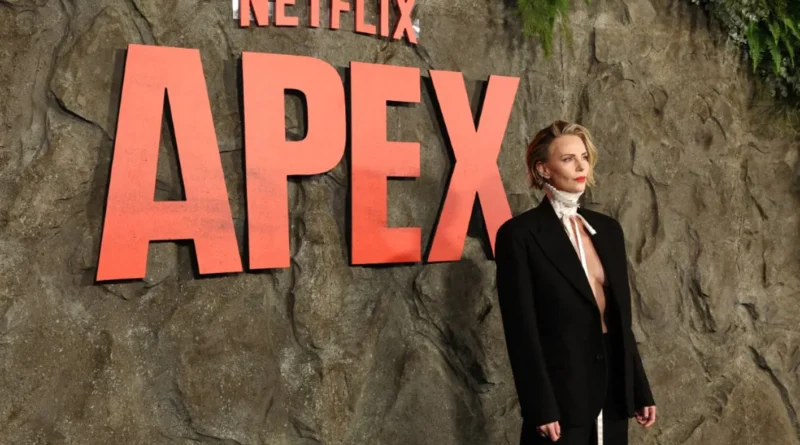 تشارليز ثيرون تتسلّق تايمز سكوير في عرض ترويجي غير تقليدي لـ”Apex” (فيديو)