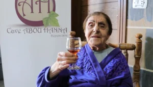 فهدة أبو حنا أول صانعة نبيذ في البقاع… حكاية شغف في أرض الكرمة