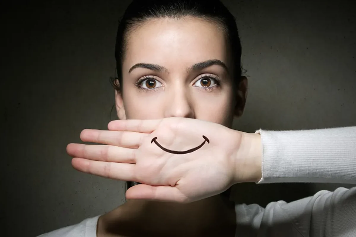 الضحك فوق الألم… متى يكون صحياً ومتى يتحوّل إلى أزمة؟