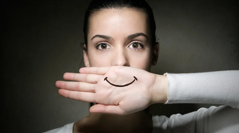 الضحك فوق الألم… متى يكون صحياً ومتى يتحوّل إلى أزمة؟