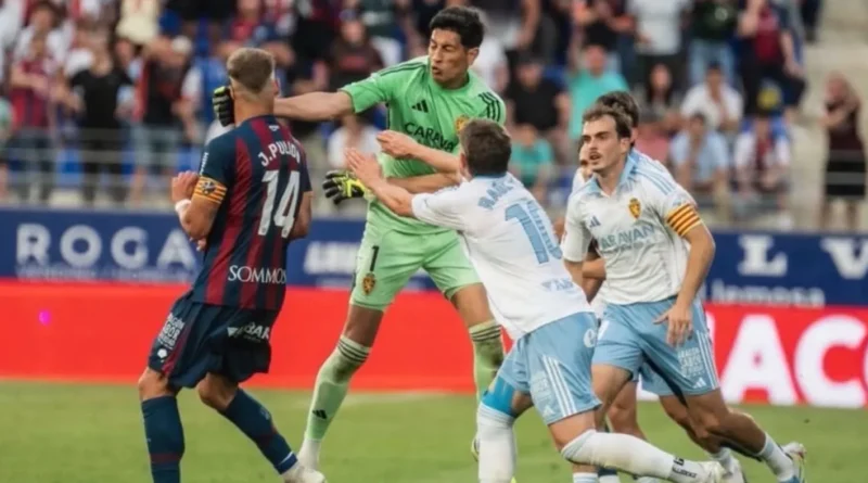 حارس مرمى يعتدي على خصمه ويشعل فوضى عارمة في الملعب (فيديو)