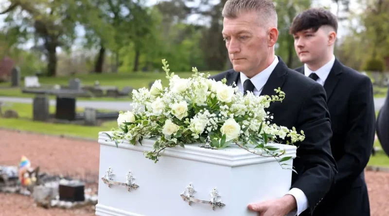 لغز رضيع مدفون يُطوى بجنازة بعد قرن… ملفوفاً بصحيفة من 1910 (فيديو)