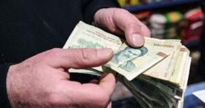 مع انهيار التومان.. كيف تقلصت مدخرات الإيرانيين بنسبة 500% خلال عشر سنوات؟