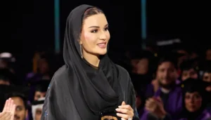 الشيخة موزا تتألّق بالأسود المطرّز خلال لقائها الفائزين بجائزة “مؤسسة قطر للتفوّق” (صور)