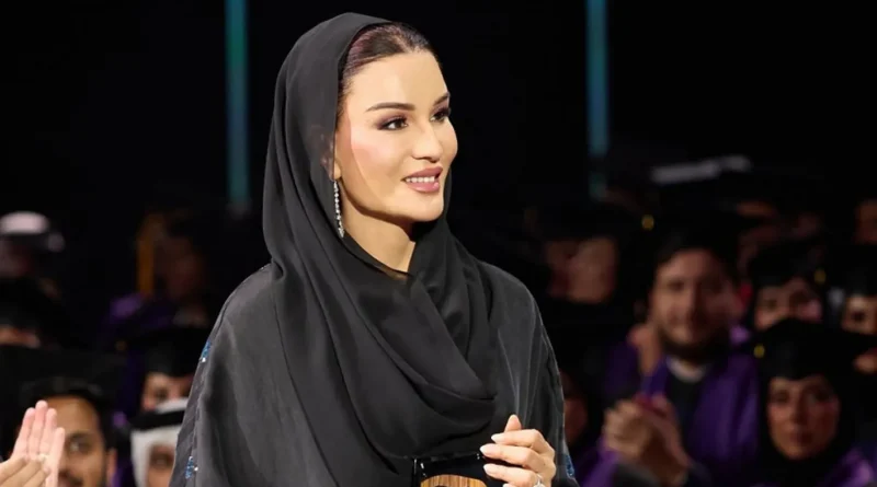 الشيخة موزا تتألّق بالأسود المطرّز خلال لقائها الفائزين بجائزة “مؤسسة قطر للتفوّق” (صور)