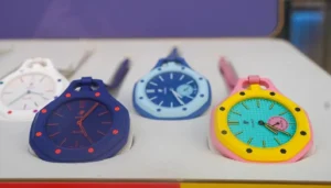 ليست ذكية ولا رقمية.. ساعة Royal Pop من Swatch تعيد عقارب الزمن إلى الوراء وتشعل هوس الشراء
                         , ساعات Swatch الجديدة تتحول إلى ظاهرة عالمية… طوابير ومخيمات وإلغاء مفاجئ (فيديو)