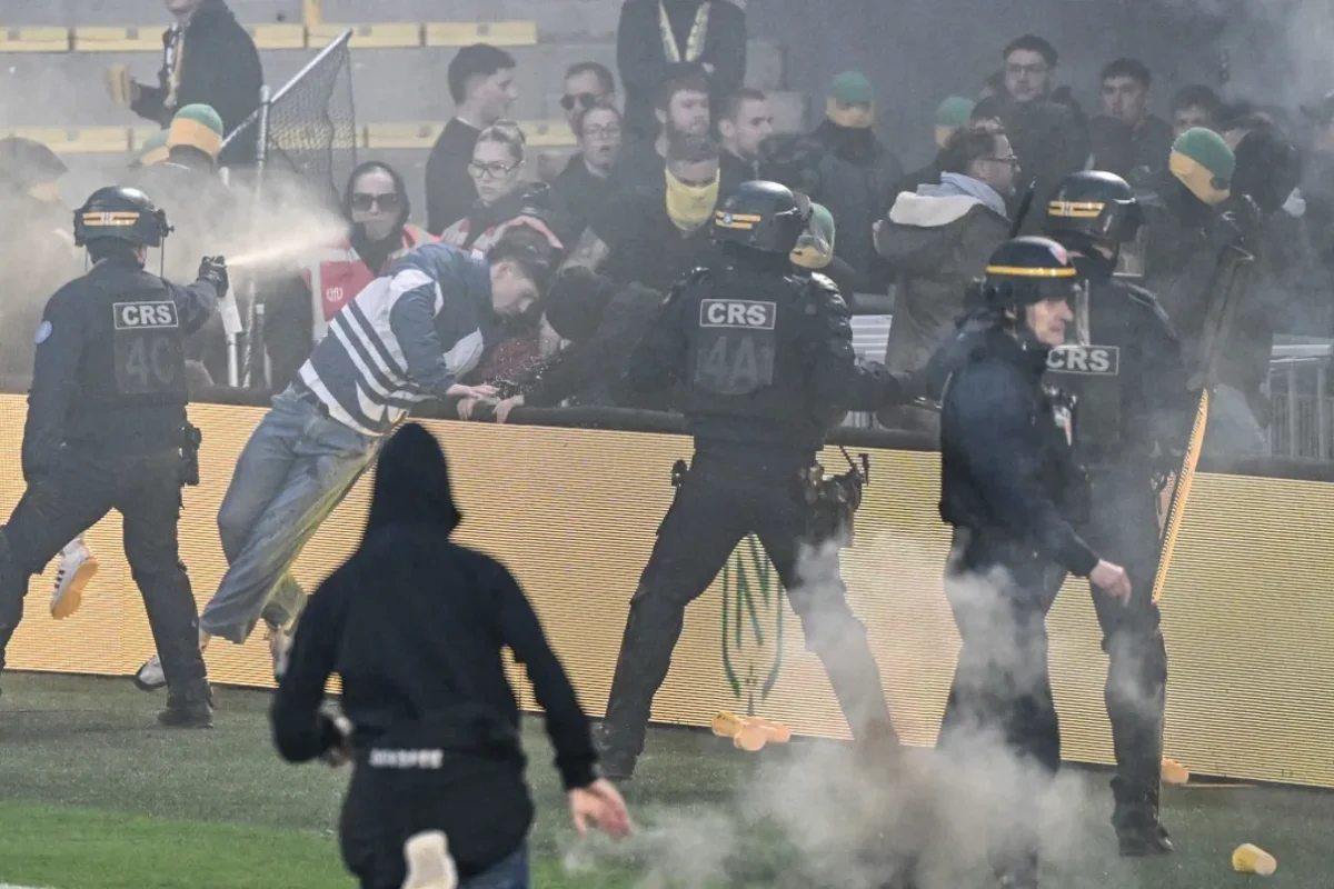 جماهير نانت تقتحم أرض الملعب في الدوري الفرنسي (فيديو)