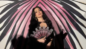 هيفاء وهبي تخطف الأنظار بفستان أسود جريء من روبرتو كافالي (صور وفيديو)